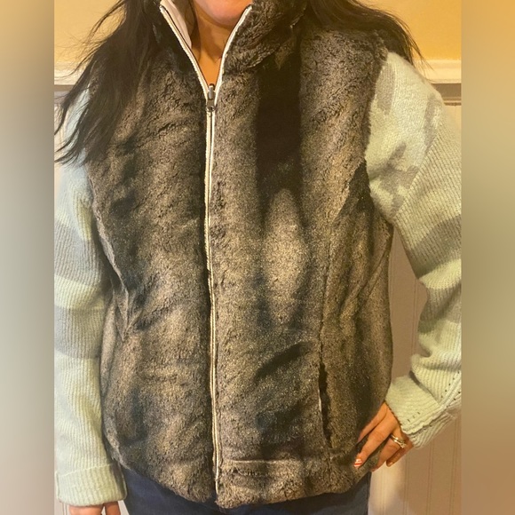 Women’s Reversible Vest - KC Collections - White Vest Reverses to Faux Fur Vest - Picture 7 of 9